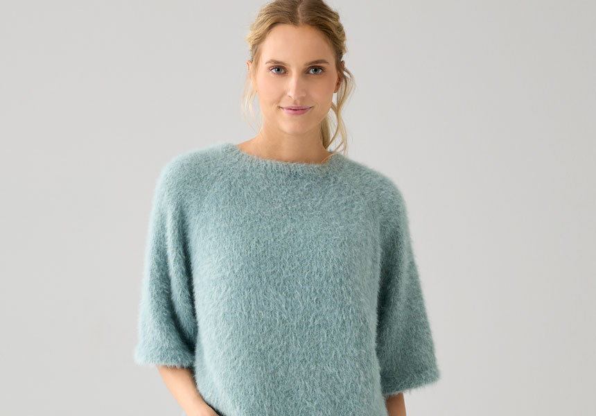 Frau trägt gestrickten Sommerpulli