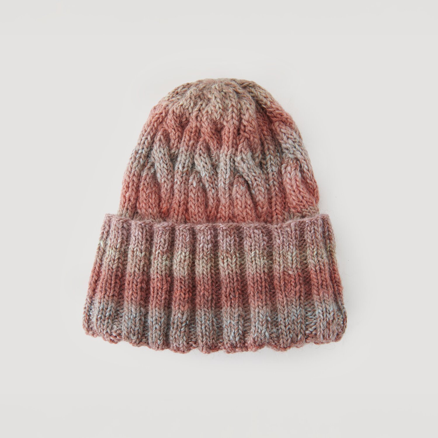 Strickmütze in warmen Erdtönen mit Zopfmuster. Marke: Modell Legeware. Perfekt für kalte Tage, bietet Stil und Komfort. Ideal für Herbst- und Wintergarderoben.