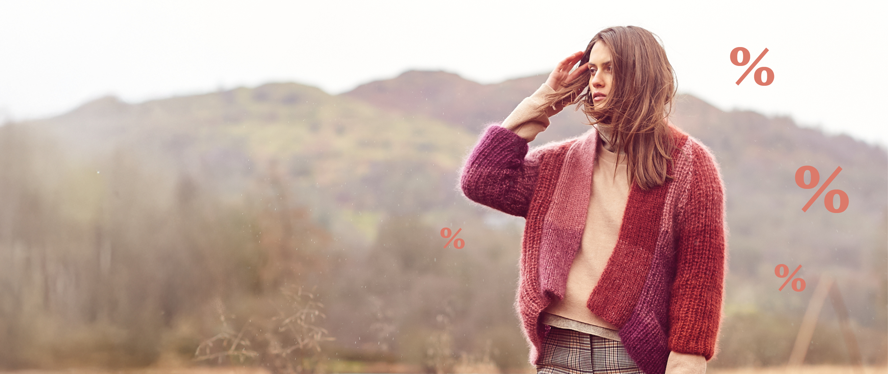 Frau trägt rote Strickjacke mit Farbverlauf