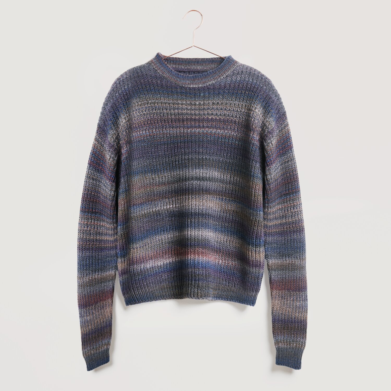 Pullover in Blau- und Grautönen, Modell Legeware. Der Strickpullover hat ein dezentes Muster und lange Ärmel. Perfekt für kühle Tage, stilvoll und bequem.