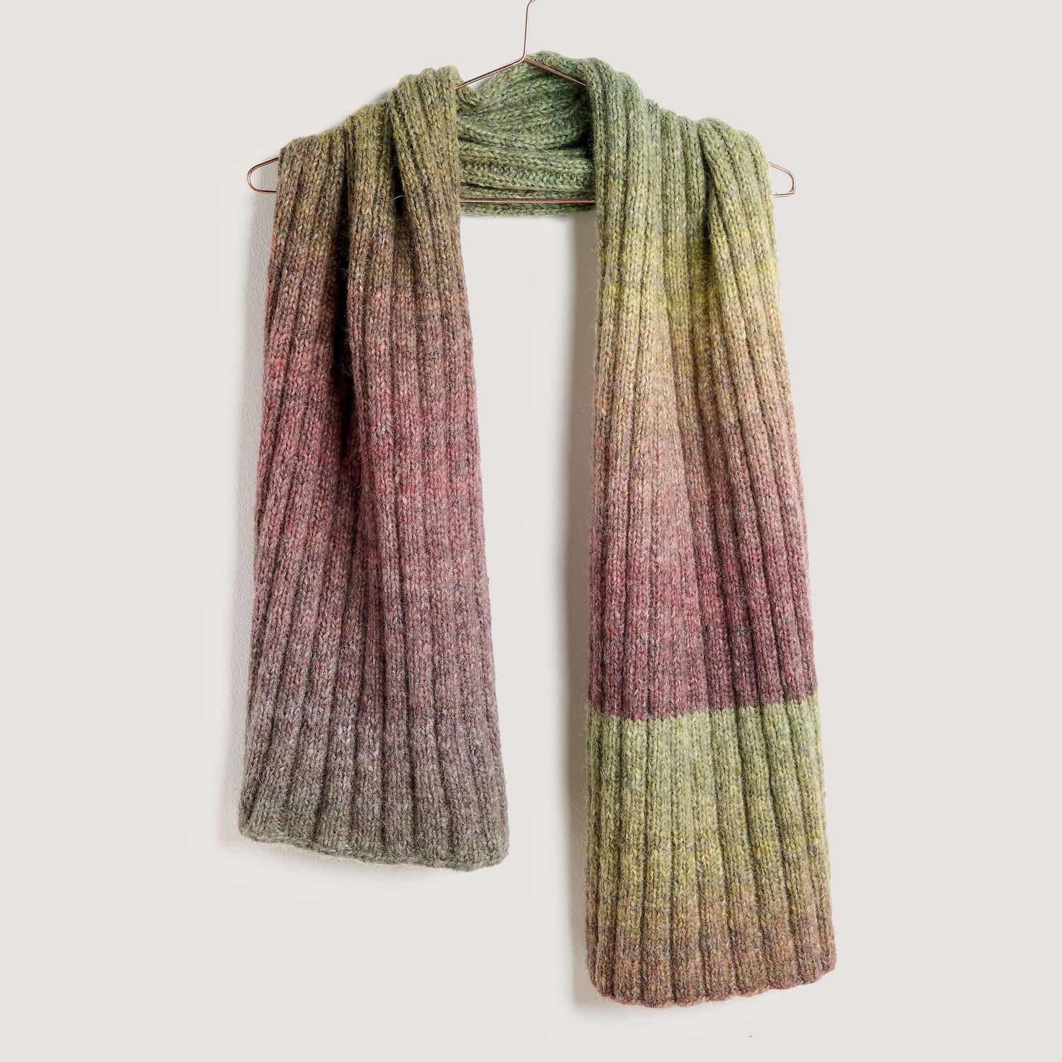 Strickset Schal Modell 23 aus Lovewool No. 23, langer gerippter Schal mit weichem Farbverlauf in gedeckten Grüntönen, Rosa und Gelb, hängend präsentiert