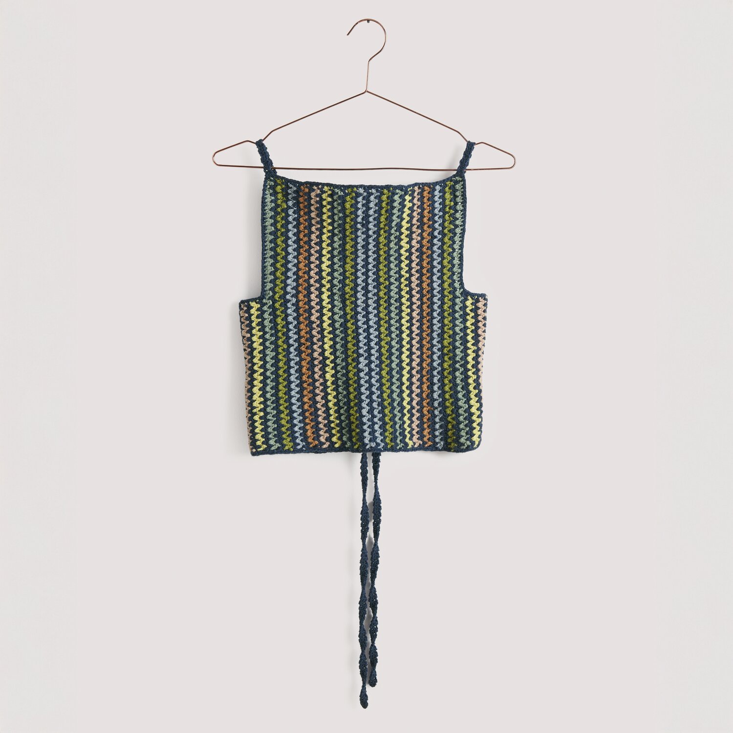 Häkelset Top Modell 03 A, gestreiftes Design in Blau, Grün und Braun, auf einem Kleiderbügel.
