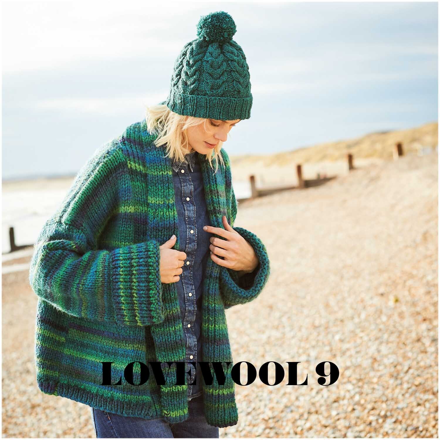 Creative Smile: Frau in gestrickter, grüner Jacke und Mütze von Rico Design am Strand spazierend.