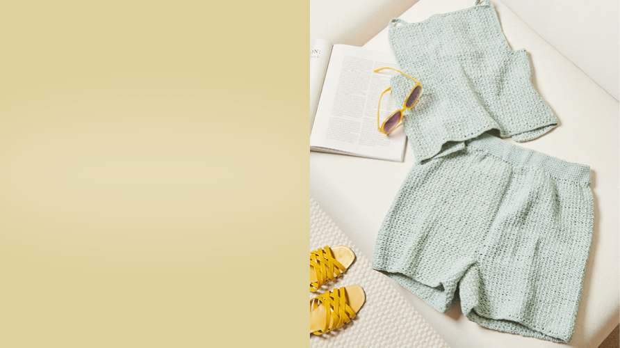 Ein gelber Farbauschnitt, daneben ein gehäkeltes Set aus Hose und Oberteil.