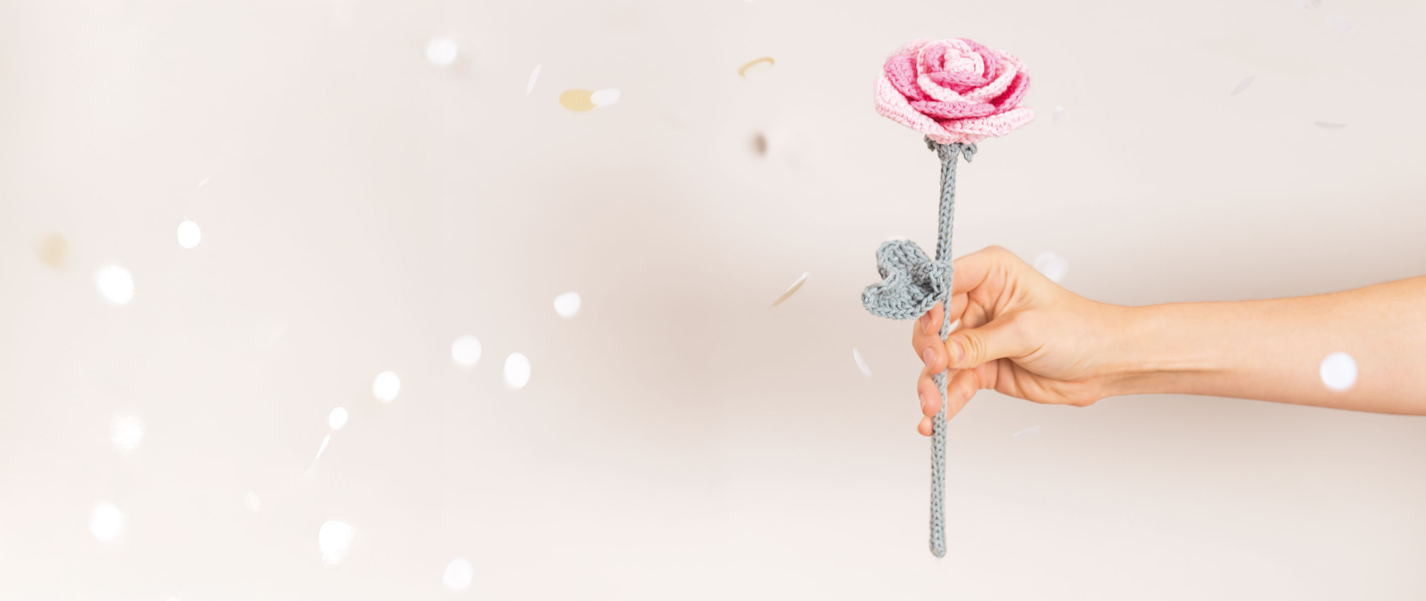 Ricorumi Rose wird von Hand gehalten