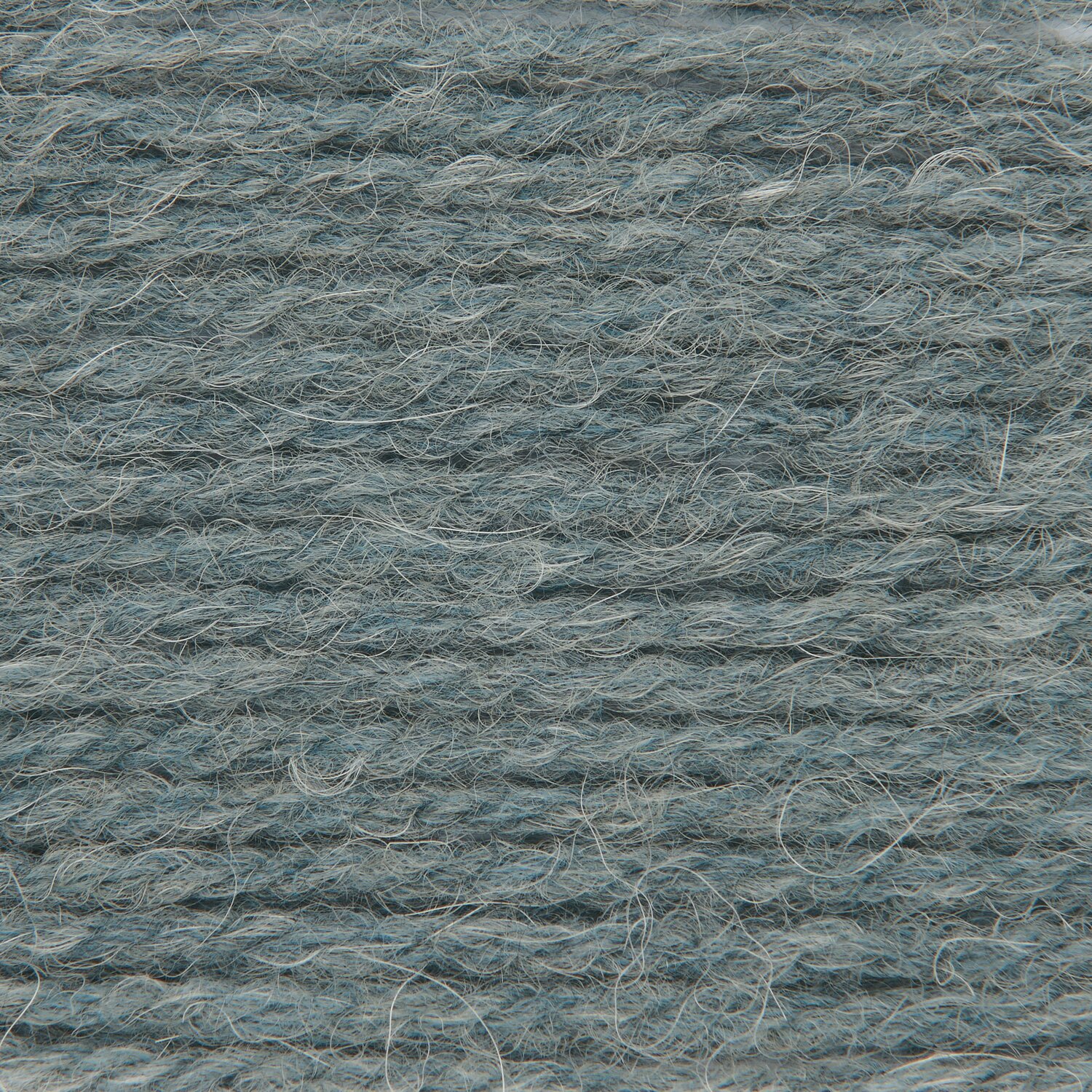 Soft Alpaca, feines Garn von Rico Design in melierter blauer Nuance, strukturierte Nahaufnahme der Faseroberfläche, Knäuelgröße 50g 125m