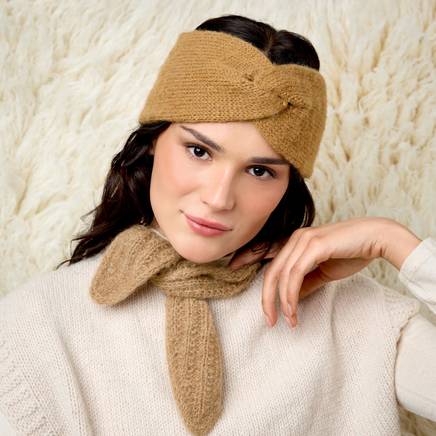 Strickset Stirnband Modell 15 aus Luxury Knits Little Pieces, dazu passendes Strickset Mini-Tuch Modell 16, beide aus weichem, flauschigem Garn an Frau präsentiert