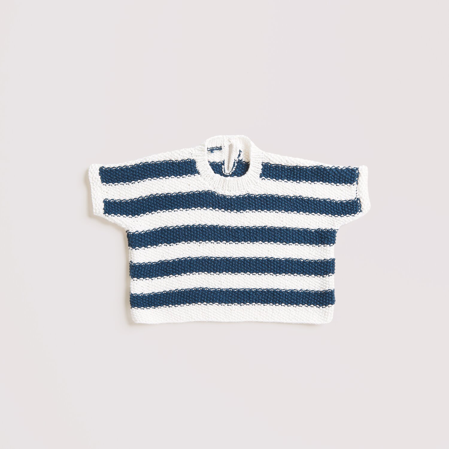 Strickset Shirt Modell 10 aus Baby Nr. 39 von Rico Design Strickset Shirt Modell 10 aus Baby Nr. 39, gestreift in Weiß und Marine, aus Baby Organic Cotton.