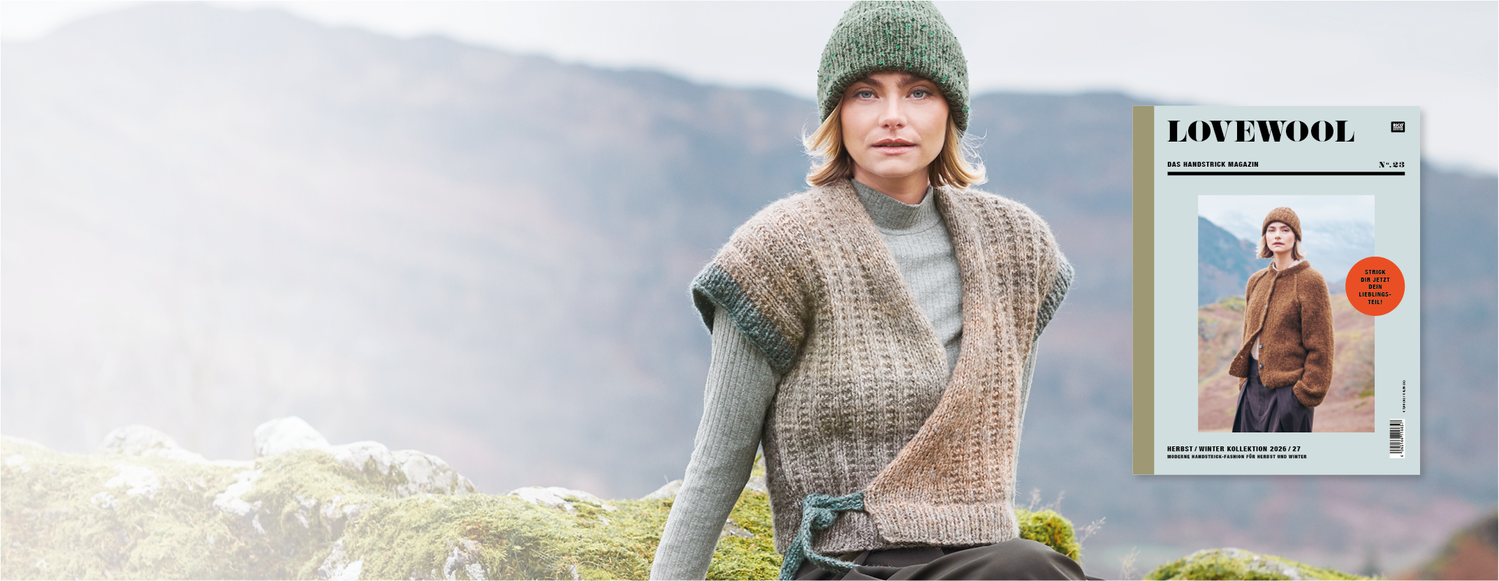 Model trägt gestrickte Weste und Mütze, daneben Anleitungsheft Lovewool N° 23