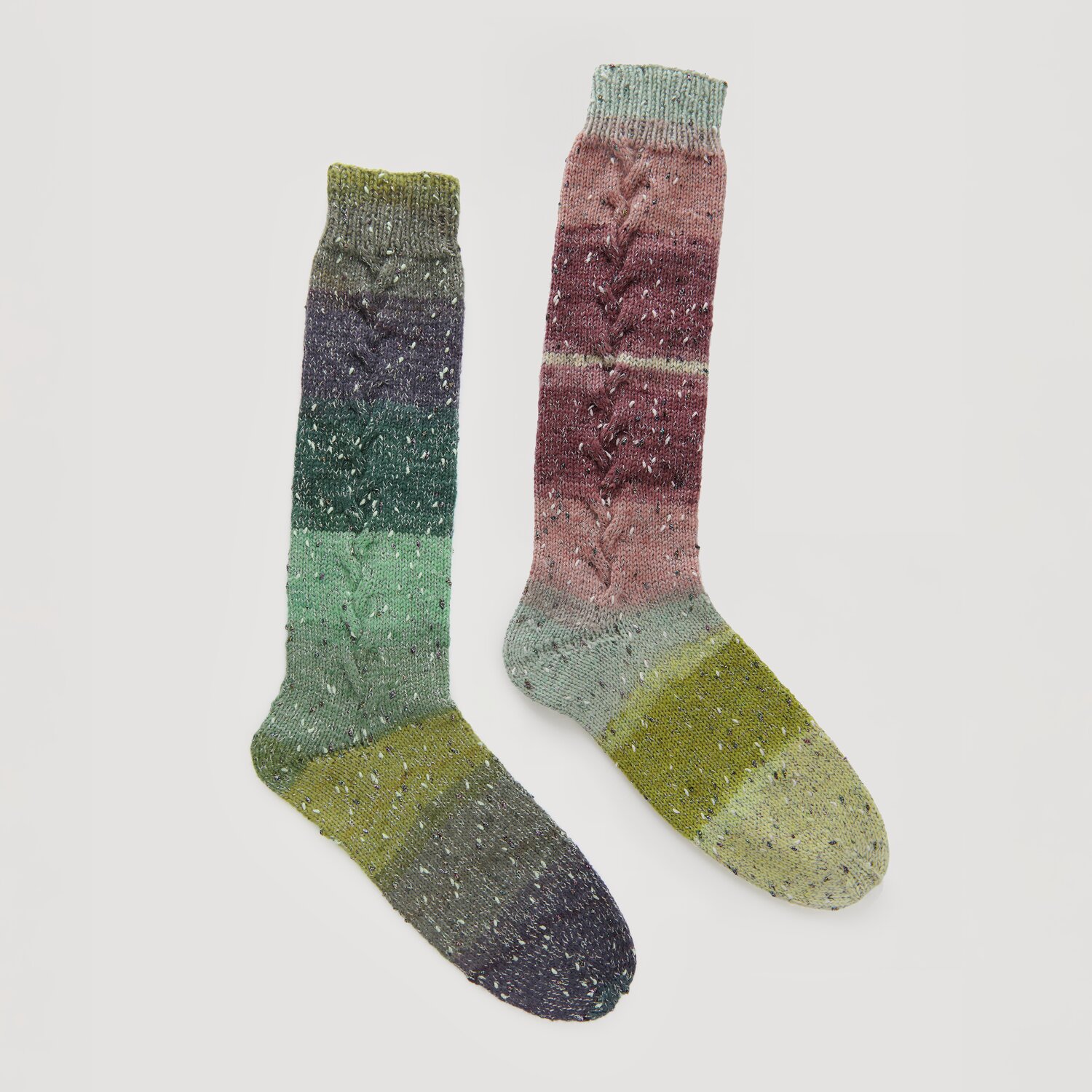 Bunte Stricksocken in verschiedenen Farben wie Grün, Lila und Rosa. Modell Legeware. Ideal für kalte Tage, modisch und bequem. Perfekt für den täglichen Gebrauch.