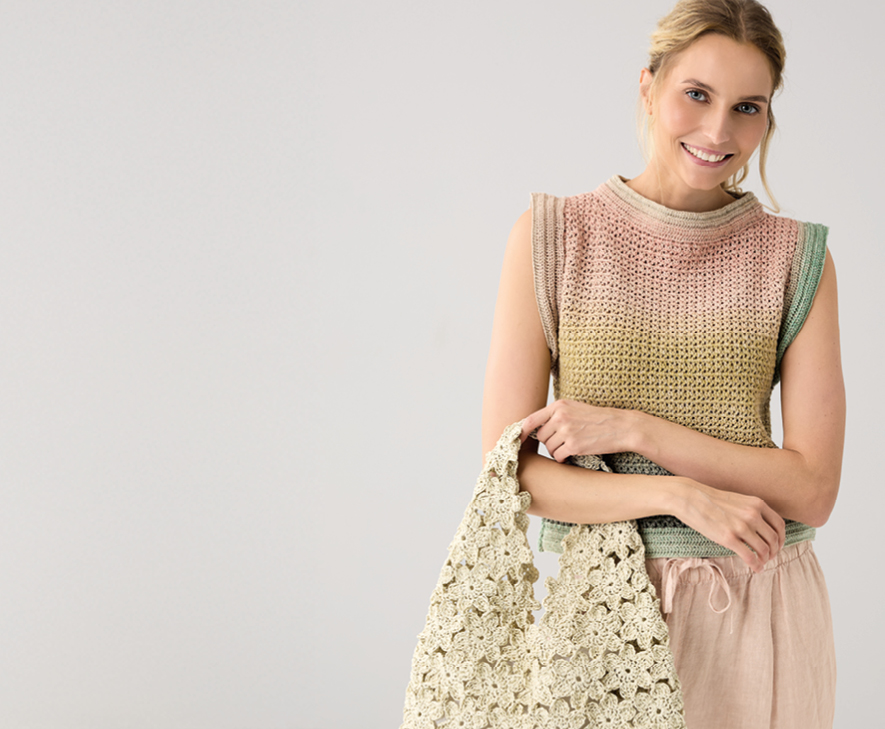 Frau mit buntem Häkeltop und Häkeltasche