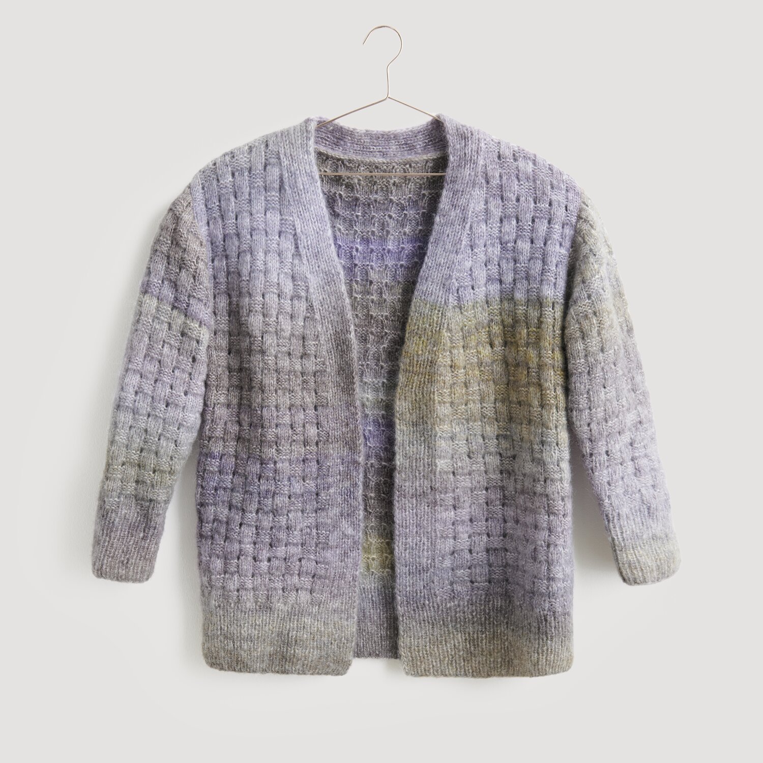 Strickjacke in sanften Lila- und Grautönen, aufgehängt an einem Kleiderbügel. Marke: Modell Legeware. Ideal für kühle Tage, bietet Komfort und Stil. Perfekt für den lässigen Look.