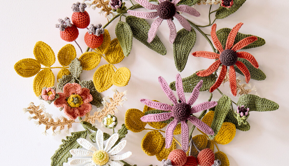 Material Ricorumi In the Meadow Herbstkranz, detailreicher gehäkelter Kranz mit bunten Blüten, Blättern und Beeren als herbstliche Wanddekoration