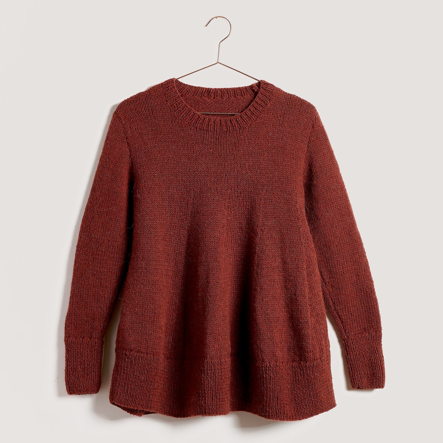 Soft Alpaca, gestrickter Pullover aus feinem Garn von Rico Design, locker fallend mit Rundhalsausschnitt, Modellbeispiel für 50g 125m Wolle.