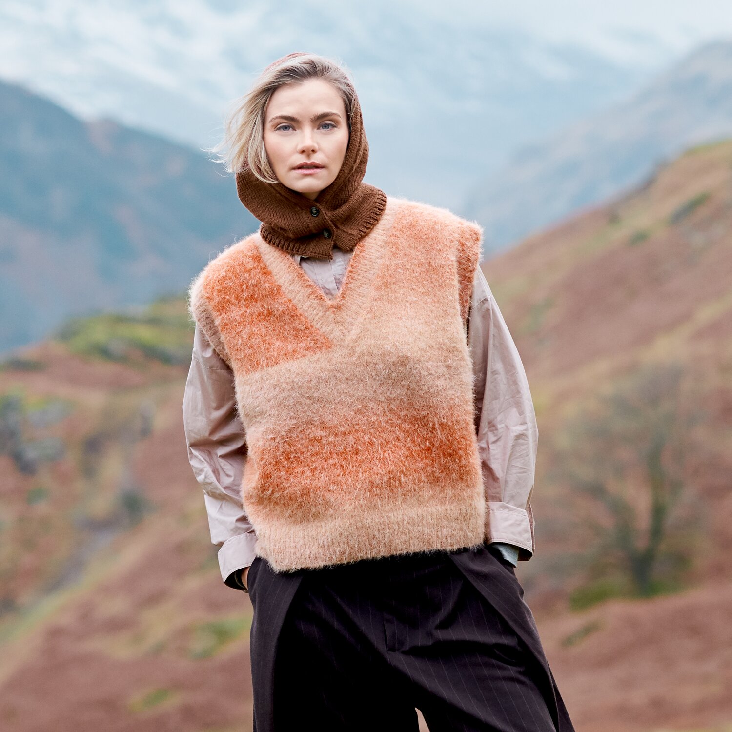 Strickset Kapuzenkragen Modell 32 aus Lovewool No. 23, warme Strickkapuze zu ärmellosem Flauschpullunder in Naturtönen, getragen vor herbstlicher Berglandschaft