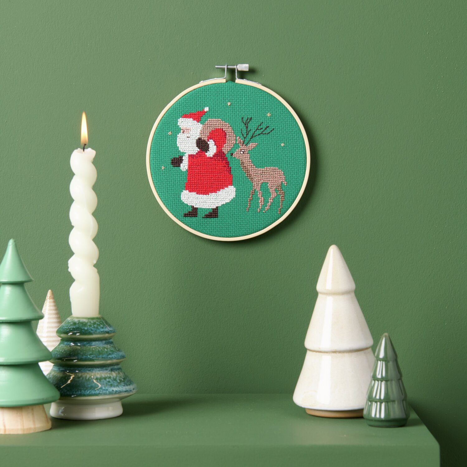 Stickpackung Santa und Reh von Rico Design zeigt Santa mit Reh auf grünem Hintergrund, Ø15cm.