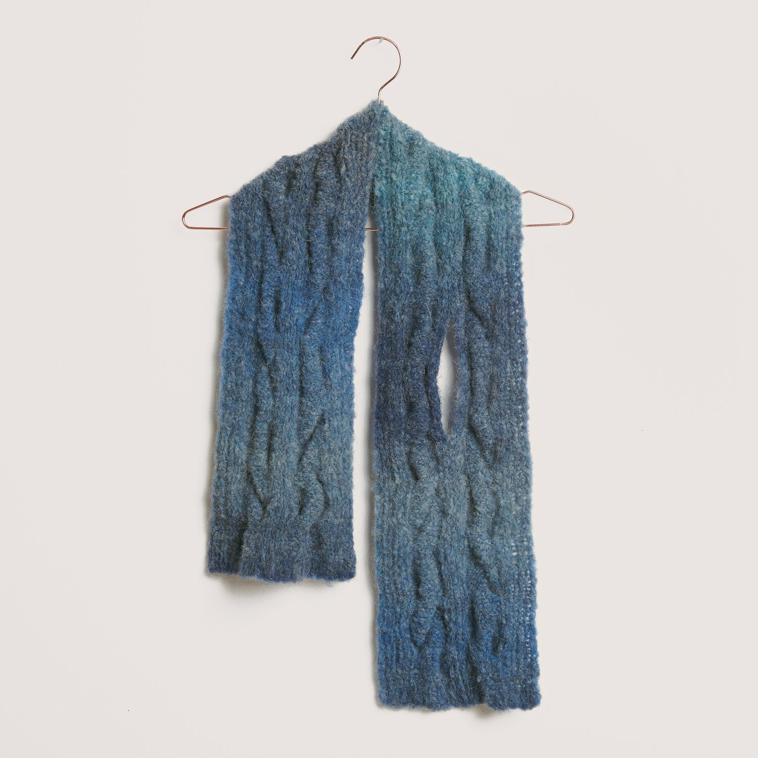 Die Neue Masche No. 14 Winter von idee. Creativmarkt Fashion Alpaca Superfine Heavens Big Cloud Schal in Blau von Rico Design, gehängt an Kupferbügel.