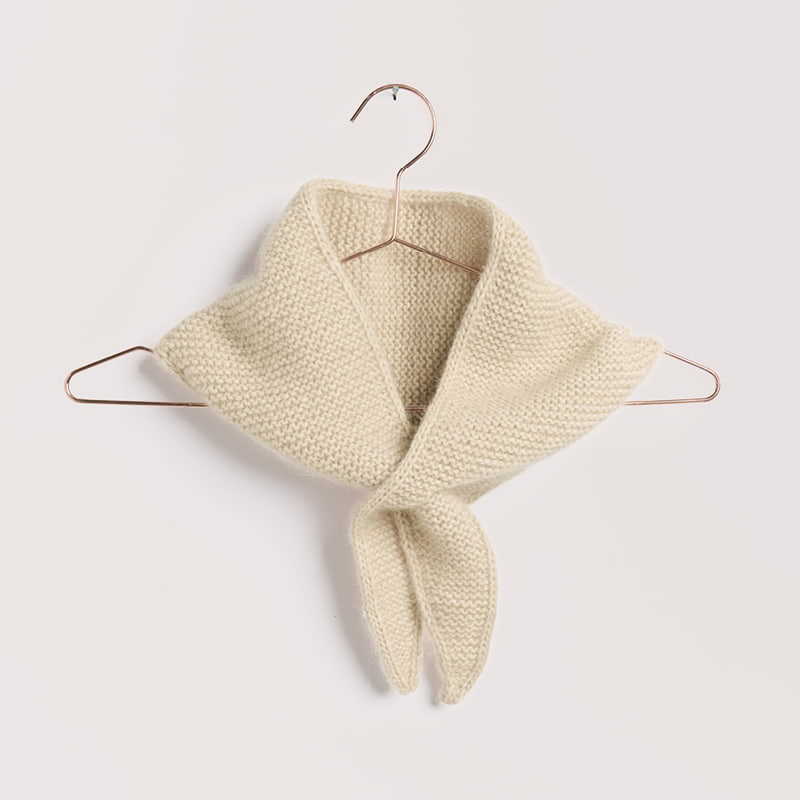 Gestricktes Tuch in Beige: Modell 01 aus dem Heft Luxury Knits Summer Pieces