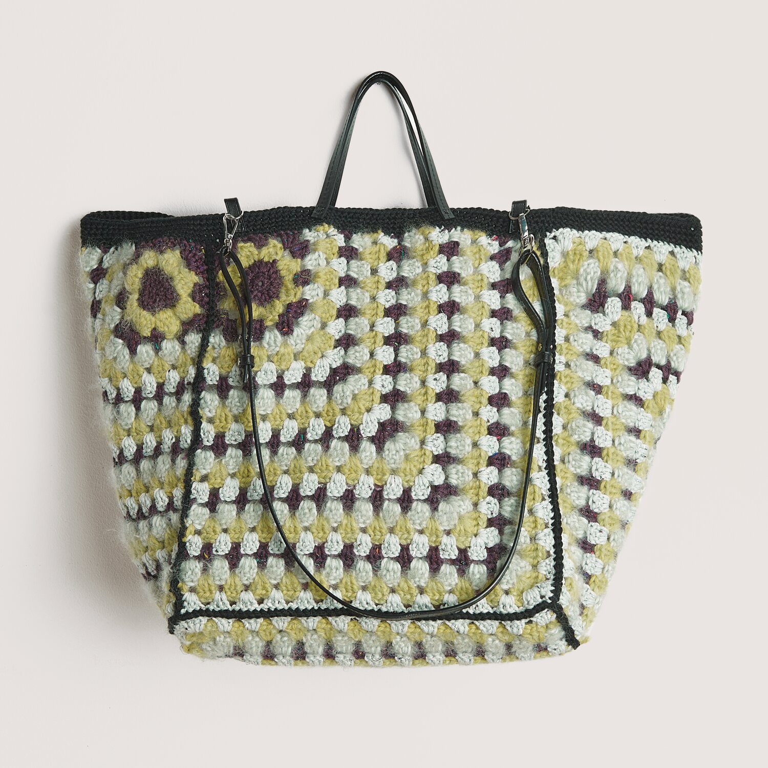 Creative Make It Rainbow Glitz 50g 525m Farbe Schwarz von Rico Design Häkelset Tasche Modell 22 mit schwarzem Rand und buntem Muster aus Rico Design Wolle.