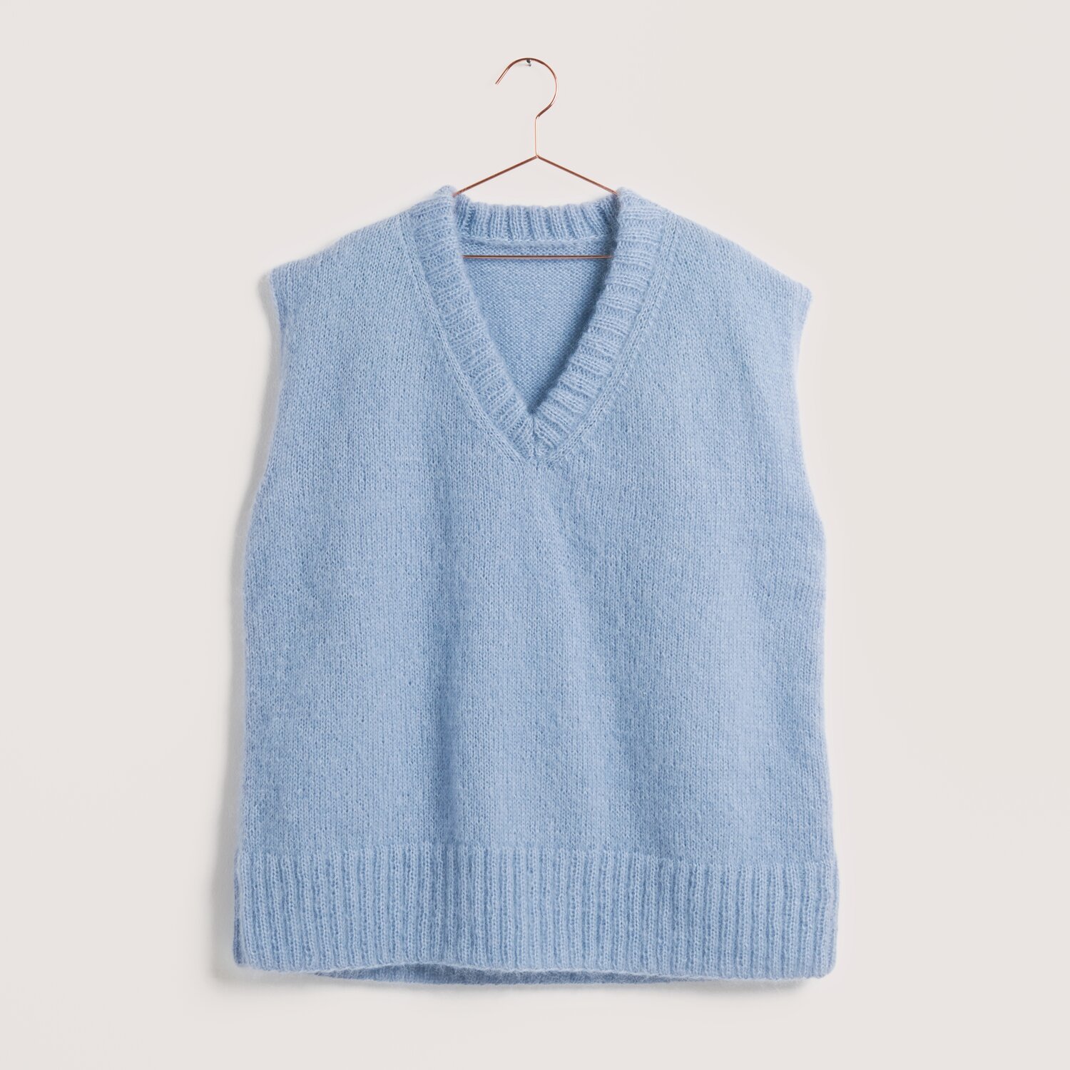 Made by Me No. 22 Frühjahr-Sommer: Weicher, ärmelloser Pullover in Taubenblau mit V-Ausschnitt.