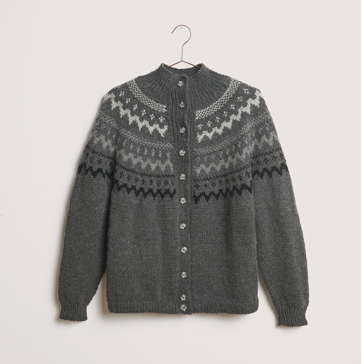 Gestrickter Pullover Gestrickter Pullover mit Mustern grau