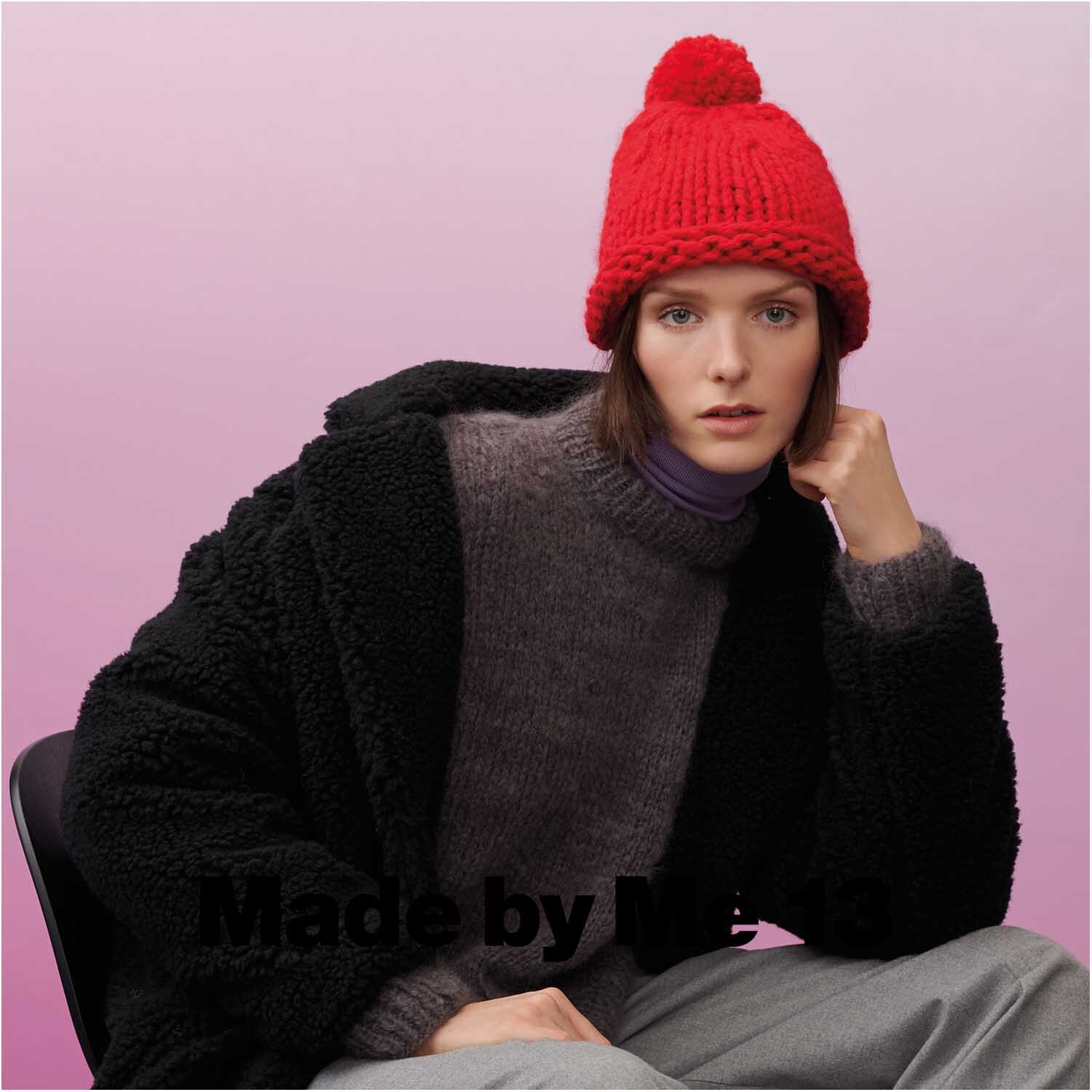 Fashion Alpaca Cozy Up! 100g 47m Farbe Rot von Rico Design Fashion Alpaca Cozy Up! Frau in rotem Strickhut und schwarzem Mantel von Rico Design vor rosa Hintergrund.