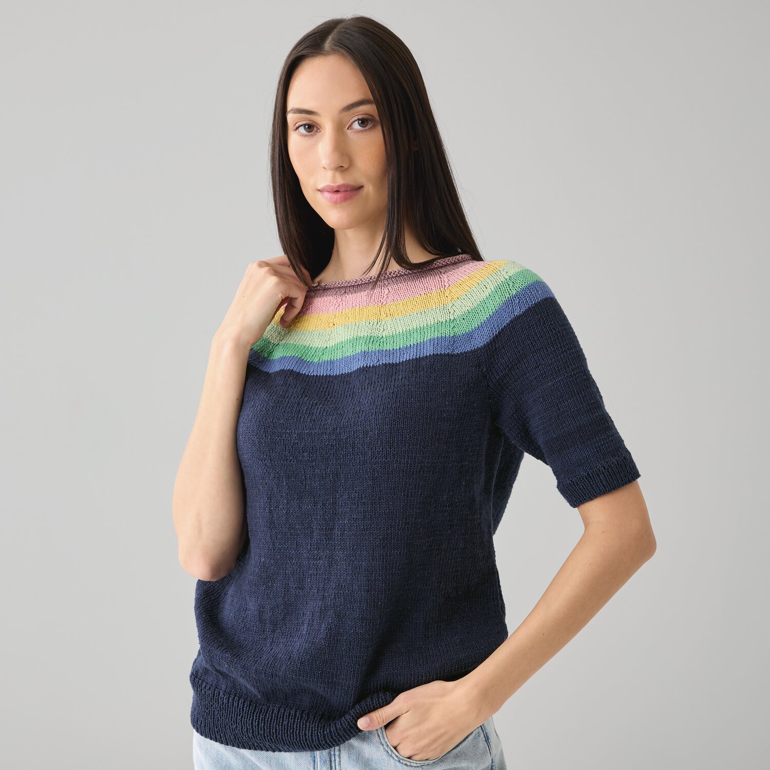 Strickset Top-Down-Shirt Modell 22 B mit Regenbogenmuster auf dunkelblauem Hintergrund.