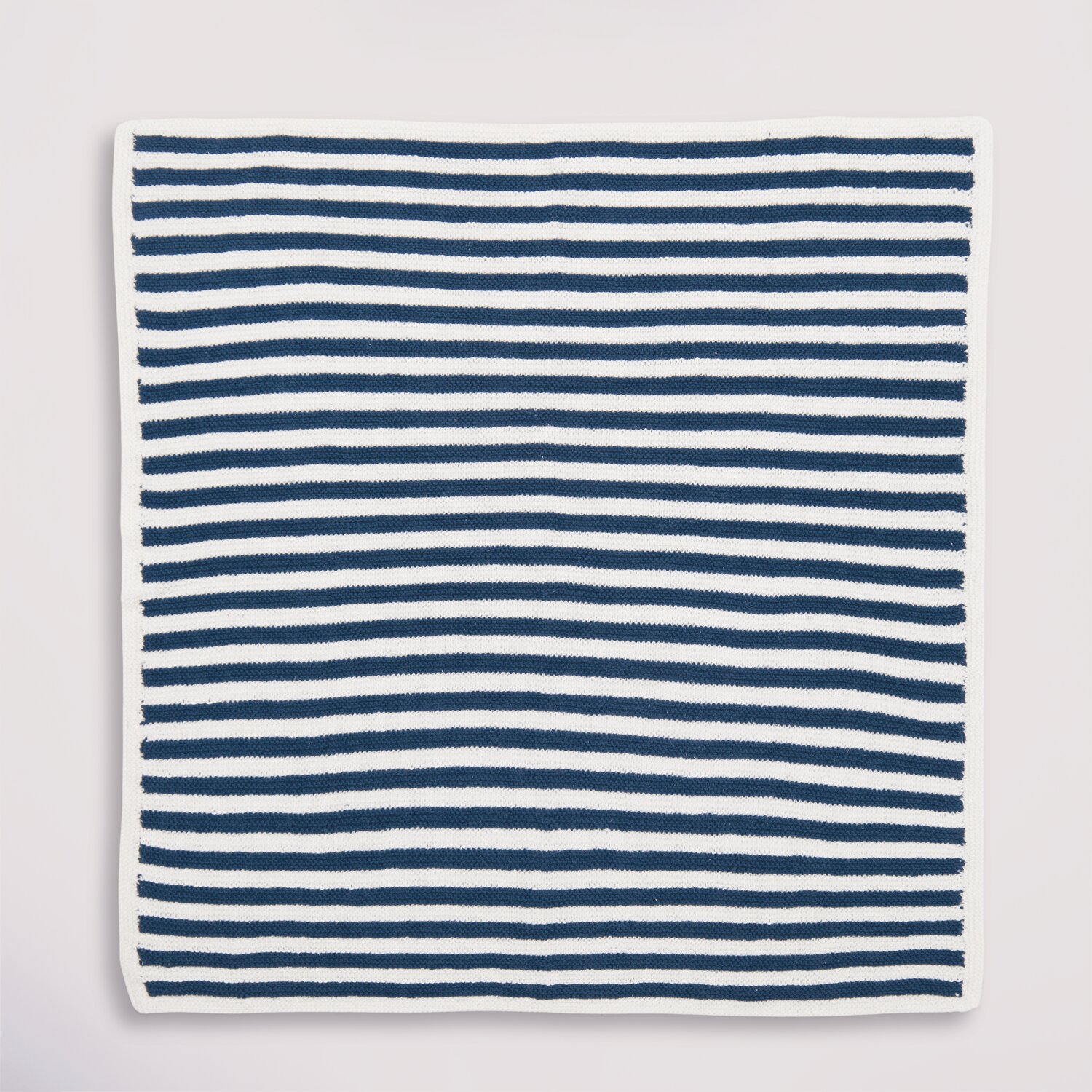 Strickset Decke Modell 09 aus Baby Nr. 39 zeigt eine gestreifte Decke in Marine und Weiß.