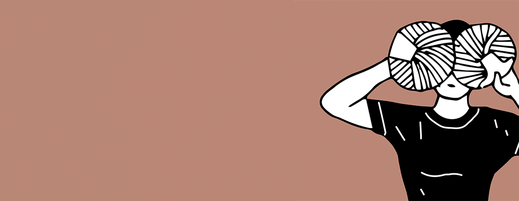 Brauner Banner mit Abbildung einer Person im Comic Style. Person hält sich zwei Wollknäuel vors Gesicht.