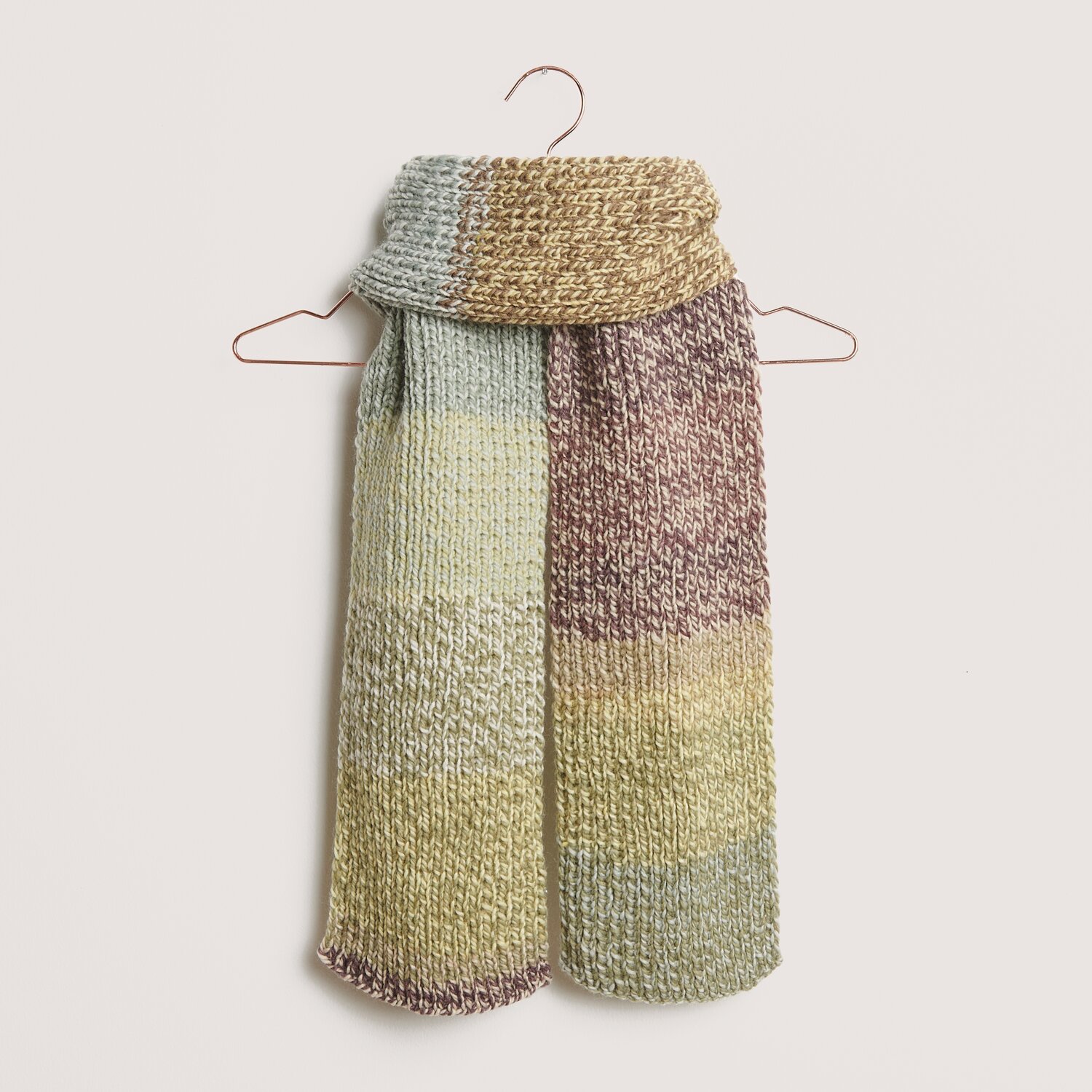 Die Neue Masche No. 14 Winter von idee. Creativmarkt Creative Chic-Unique Schal in sanften Oliventönen, gestrickt aus hochwertigem Garn, 200g 310m. Ideal für stilvolle Herbst- und Winteroutfits.