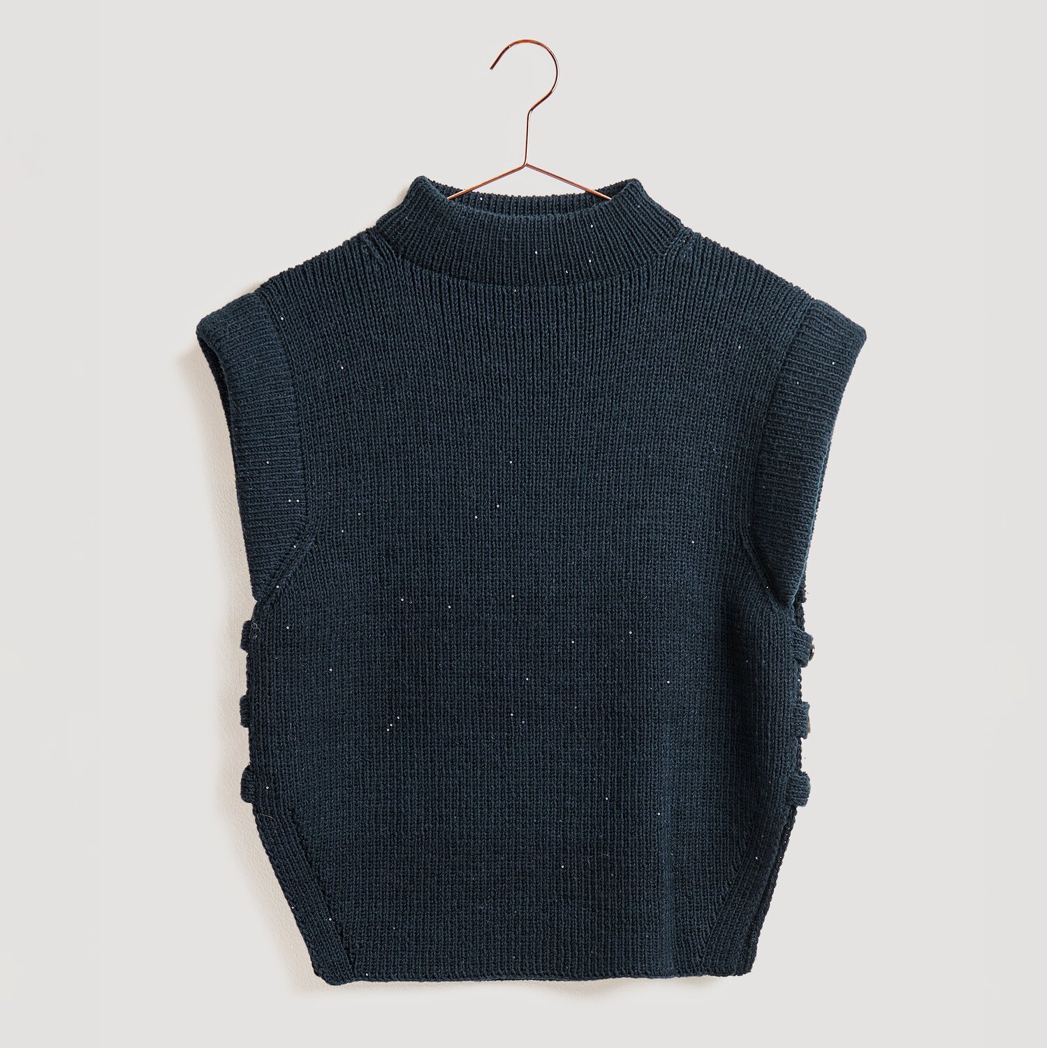 Strickset Pullunder Modell 30 aus Die Neue Masche No. 13, marineblau, auf einem Kleiderbügel.