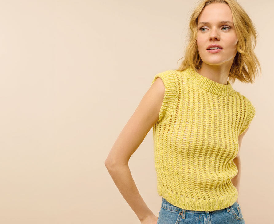 Frau trägt gelbes Stricktop