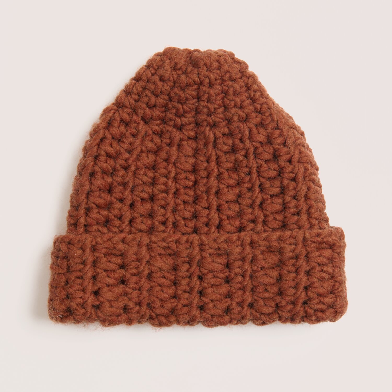 Essentials Super super chunky Strickmütze aus dickem Garn von Rico Design, warmes Braun, handgestrickt, mit breitem Umschlagrand, Subtitel 100g 90m