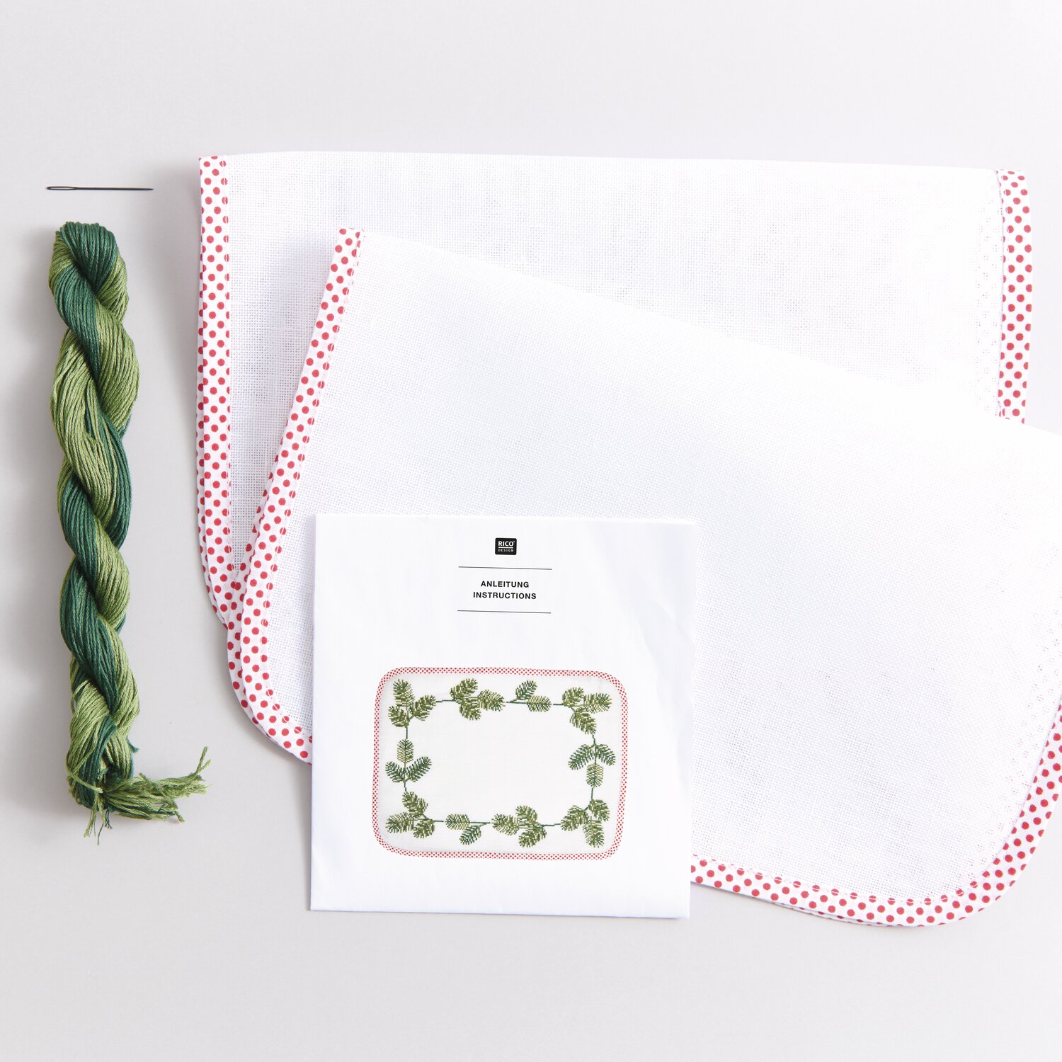 Stickpackung Platzsets eckig Tannenzweige 2 Stück, 30x40cm, mit grünem Garn und Anleitung.