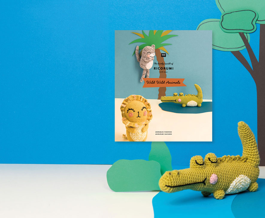 Gehäkelter Koala und gehäkeltes Krokodil, daneben Ricorumi Anleitungsheft