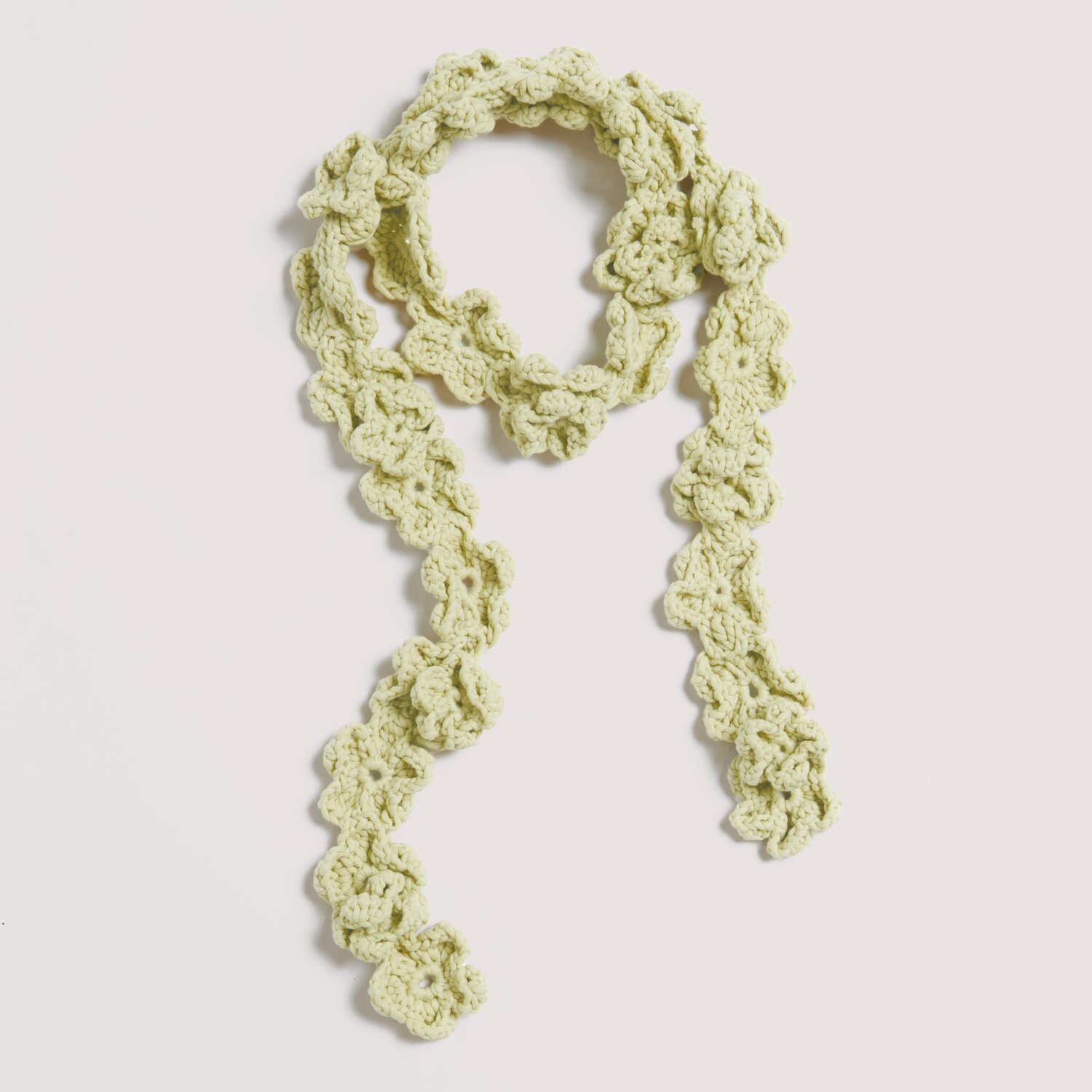 Made by Me No. 22 Frühjahr-Sommer Schal in Pistazie, gehäkelt aus Fashion Jersey von Rico Design.