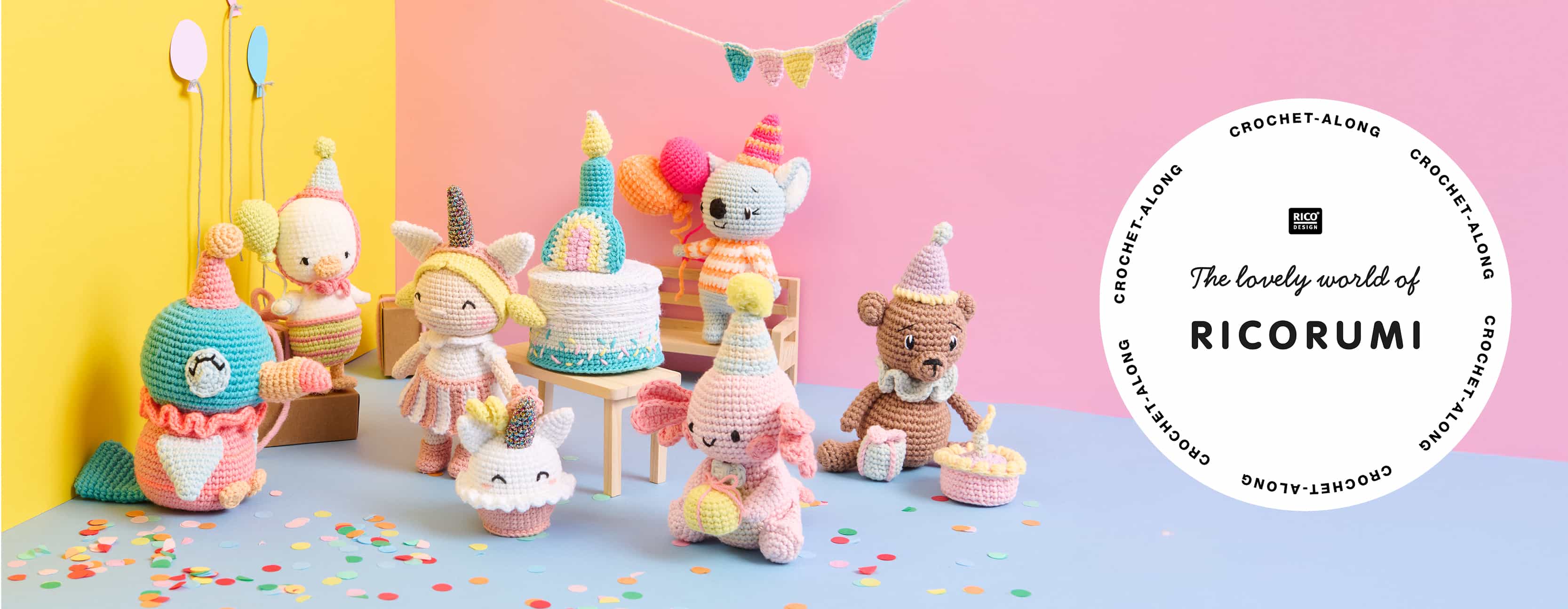 Sieben Amigurumis zum Thema Birthday Party sind mit Partyaccessoires vor bunten Wänden dekoriert. Ein Logo von Ricorumi ist abgebildet.
