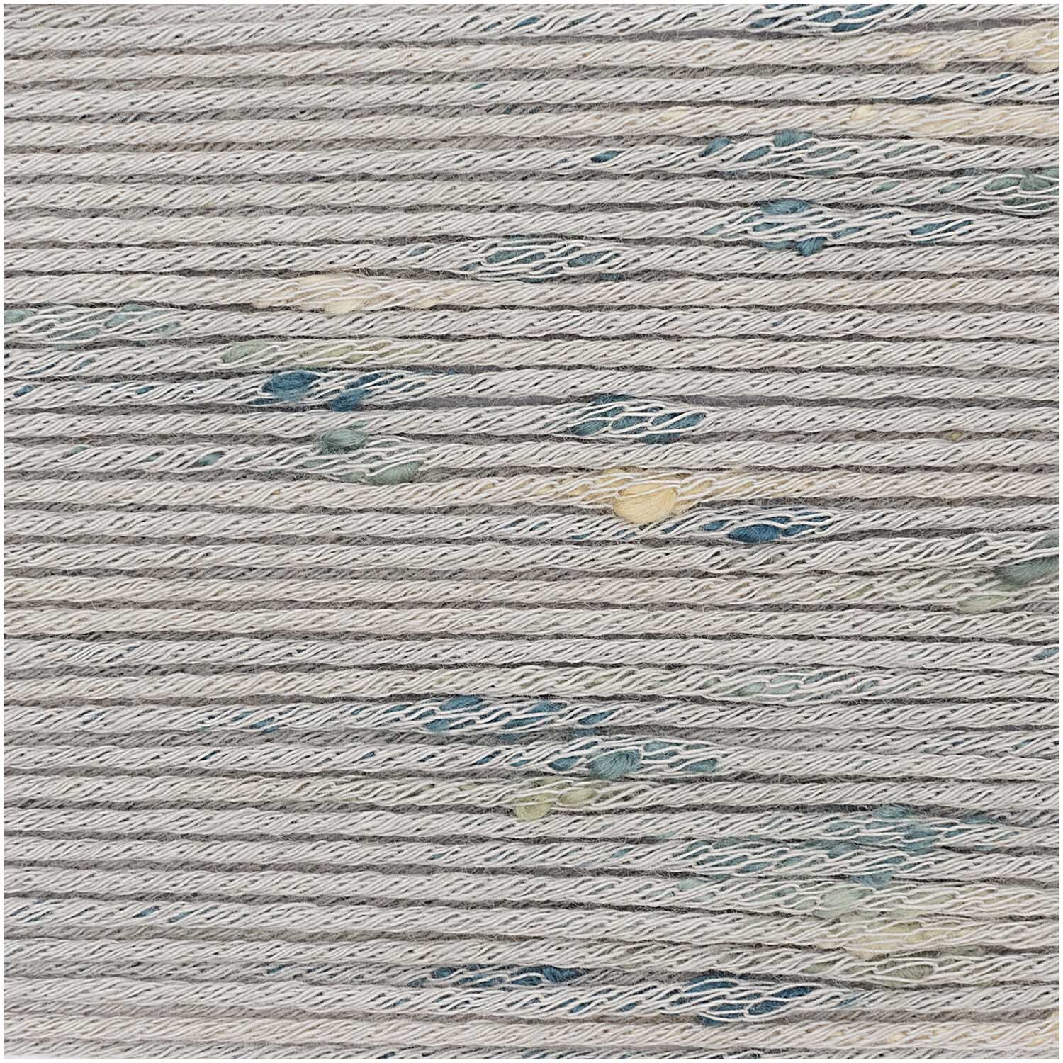 Fashion Cotton Neps dk 50g 105m Farbe Patina von Rico Design Fashion Cotton Neps dk von Rico Design in Patina zeigt ein strukturiertes Garn mit blauen und gelben Akzenten. Ideal für kreative Strickprojekte.