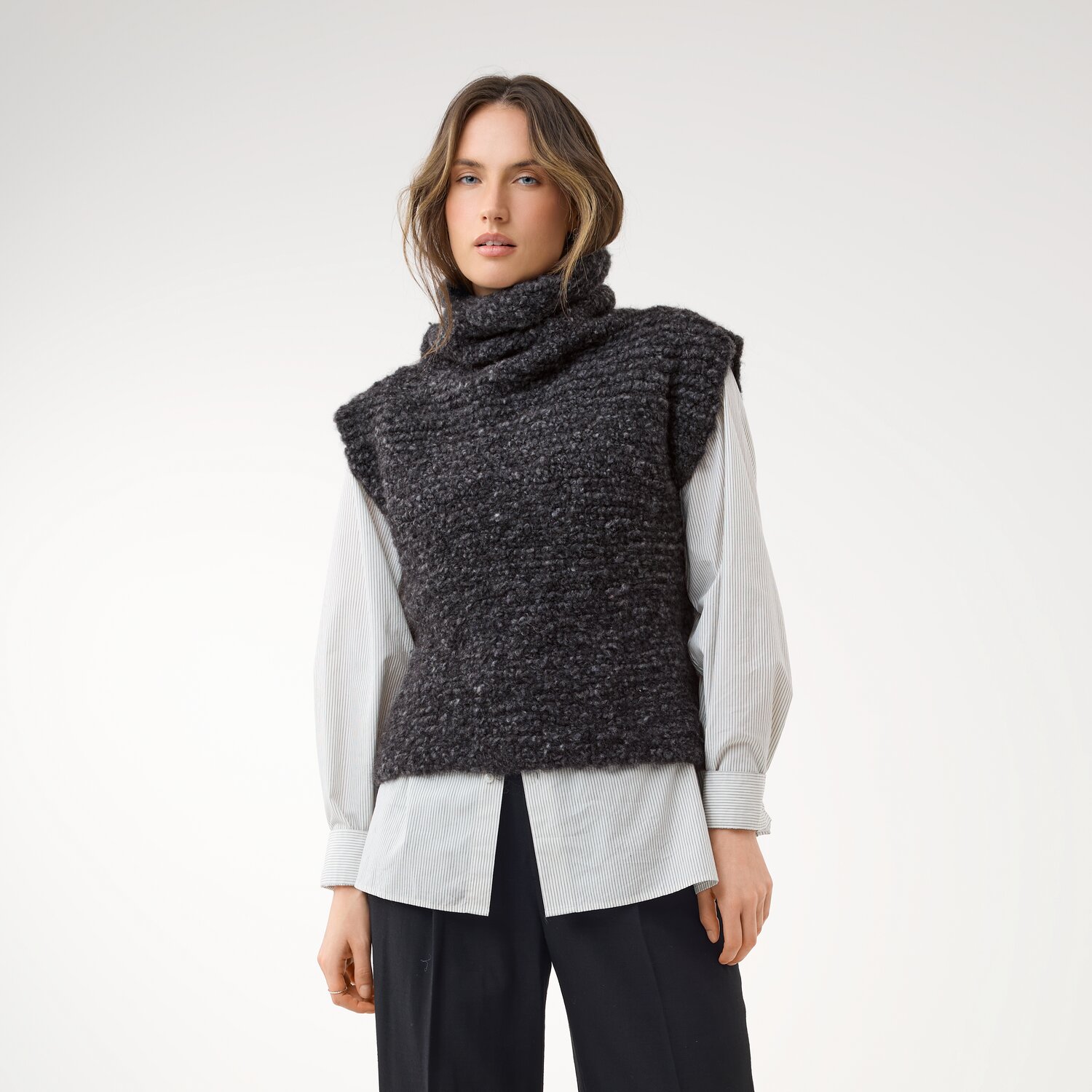 Häkelset Pullunder Modell 07 aus Die Neue Masche No. 16, grob gestrickter, ärmelloser Pullunder über weiter weißer Bluse, präsentiert von stehender Frau vor hellem Hintergrund