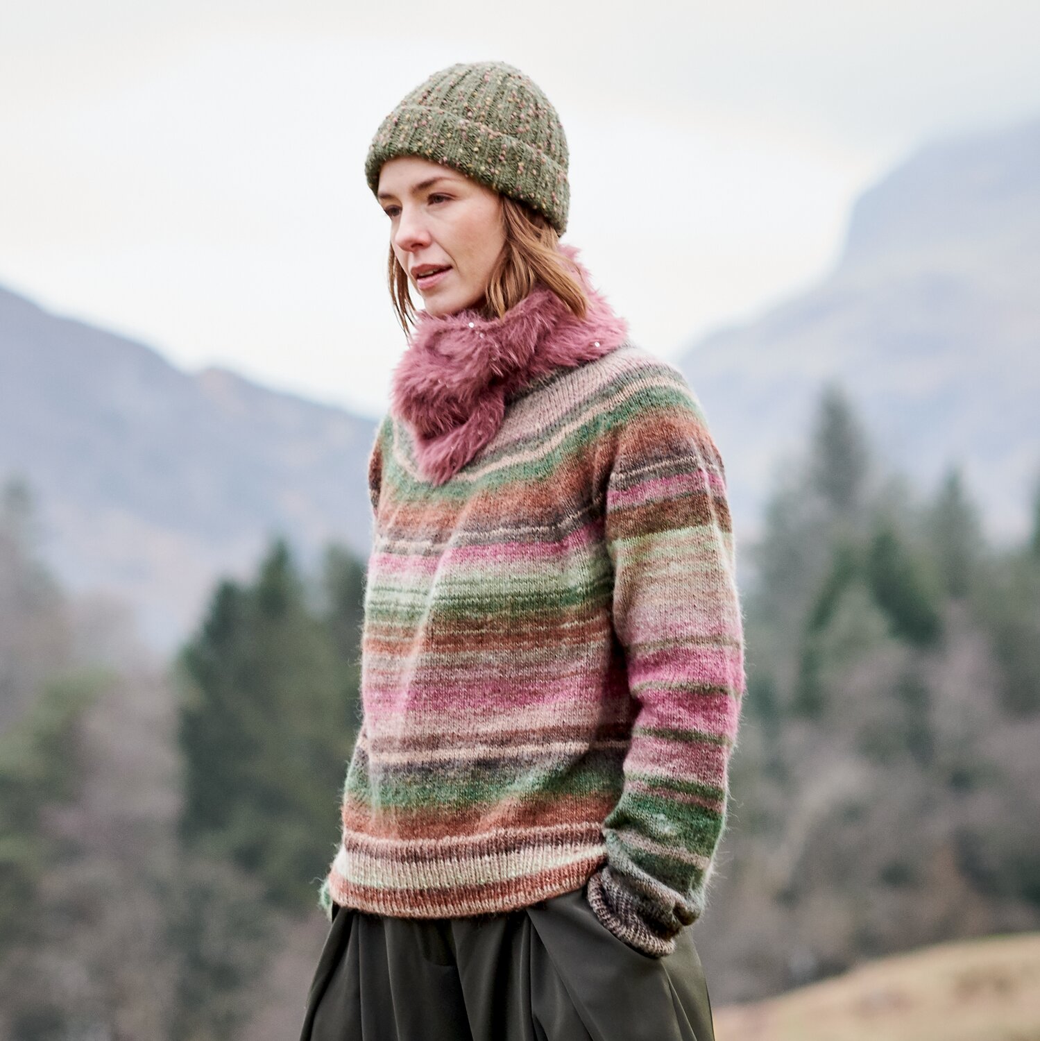 Strickset Kragen Modell 28a aus Lovewool No. 23, gestreifter Damenpullover mit passender Mütze und flauschigem Kragen, Outdooraufnahme in herbstlicher Landschaft