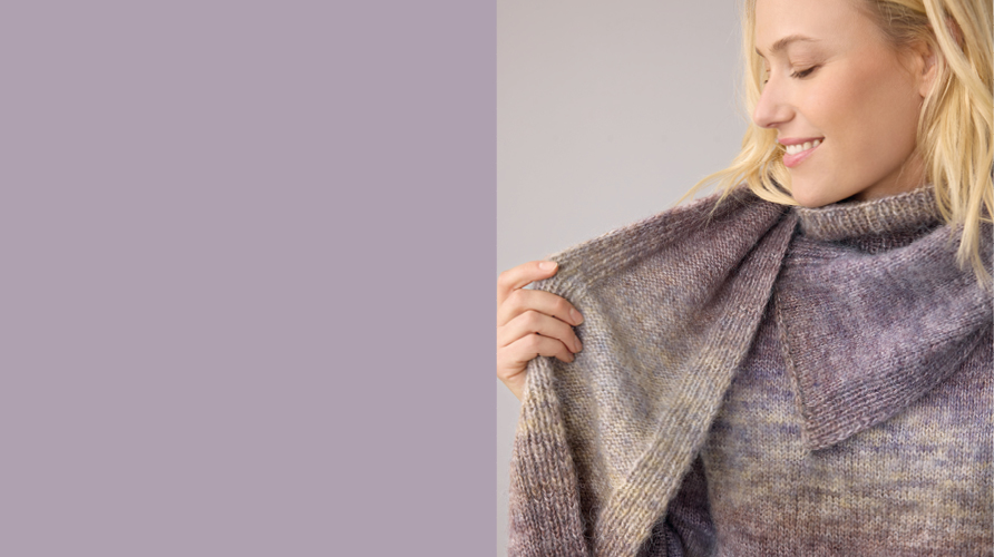 Eine Frau trägt einen gestrickten Pullover mit Schal-Kragen, daneben ein Flieder-farbiger Farbausschnitt.