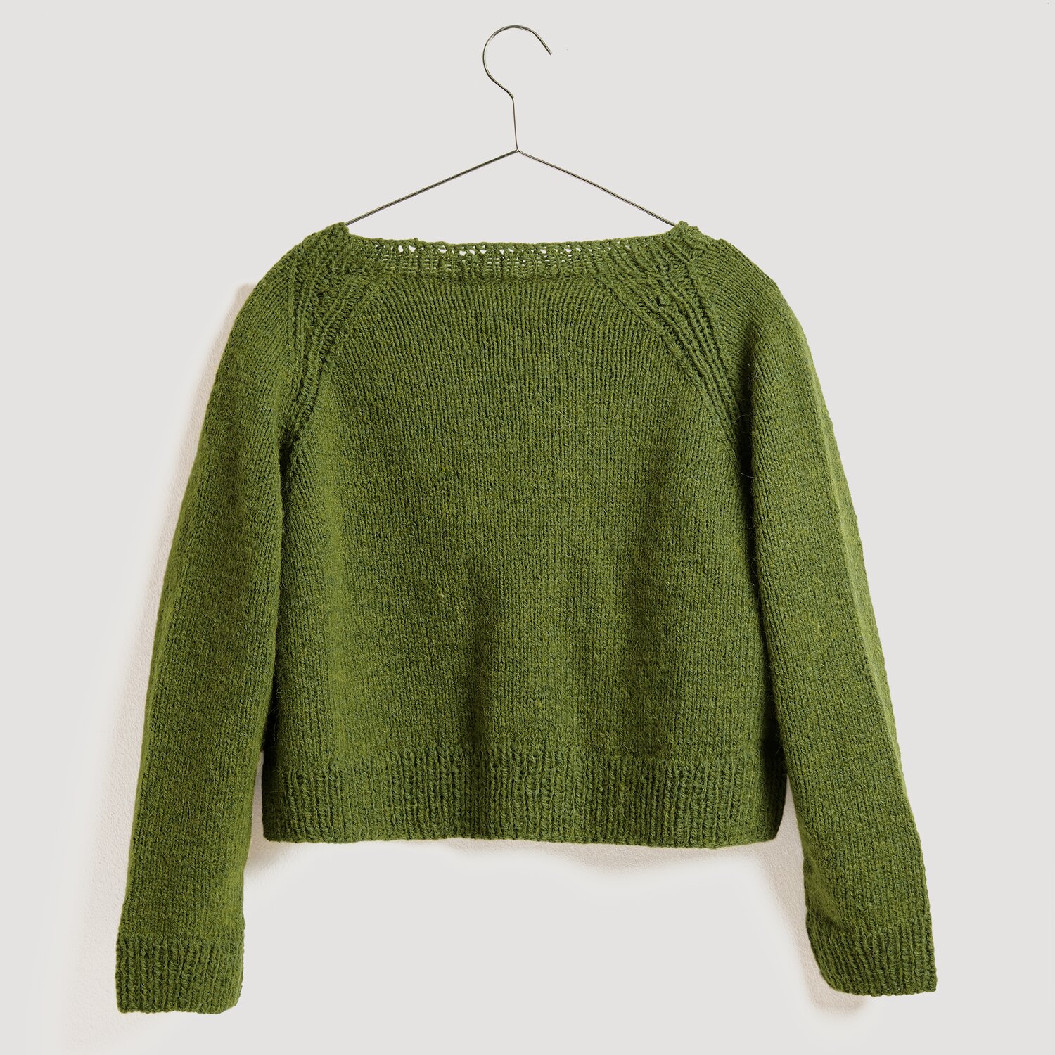 Soft Alpaca Pullover in Oliv, gestrickt aus Rico Design Wolle, präsentiert auf einem Kleiderbügel.