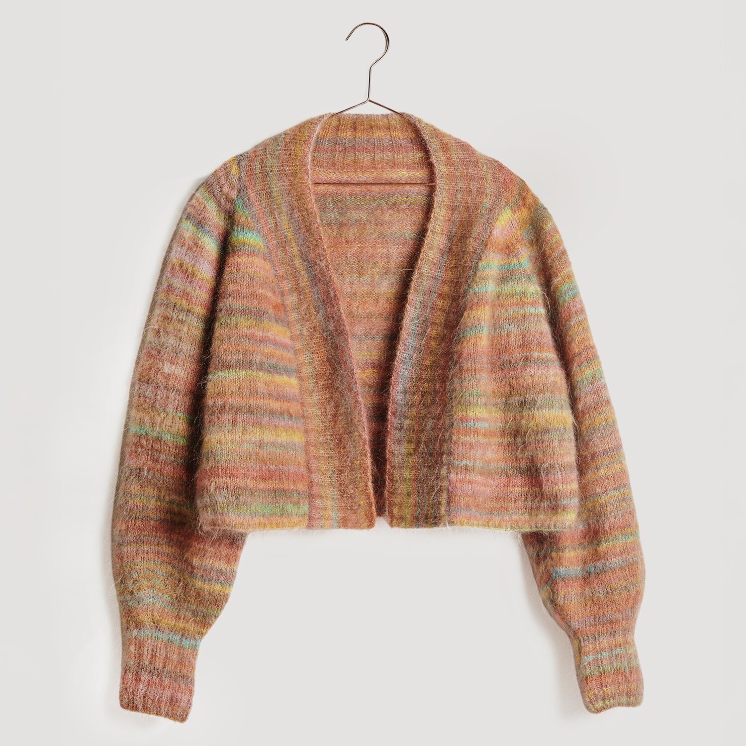 Strickset Jacke Modell 16 aus Die Neue Masche No. 13, bunte Mohairjacke auf einem Bügel.