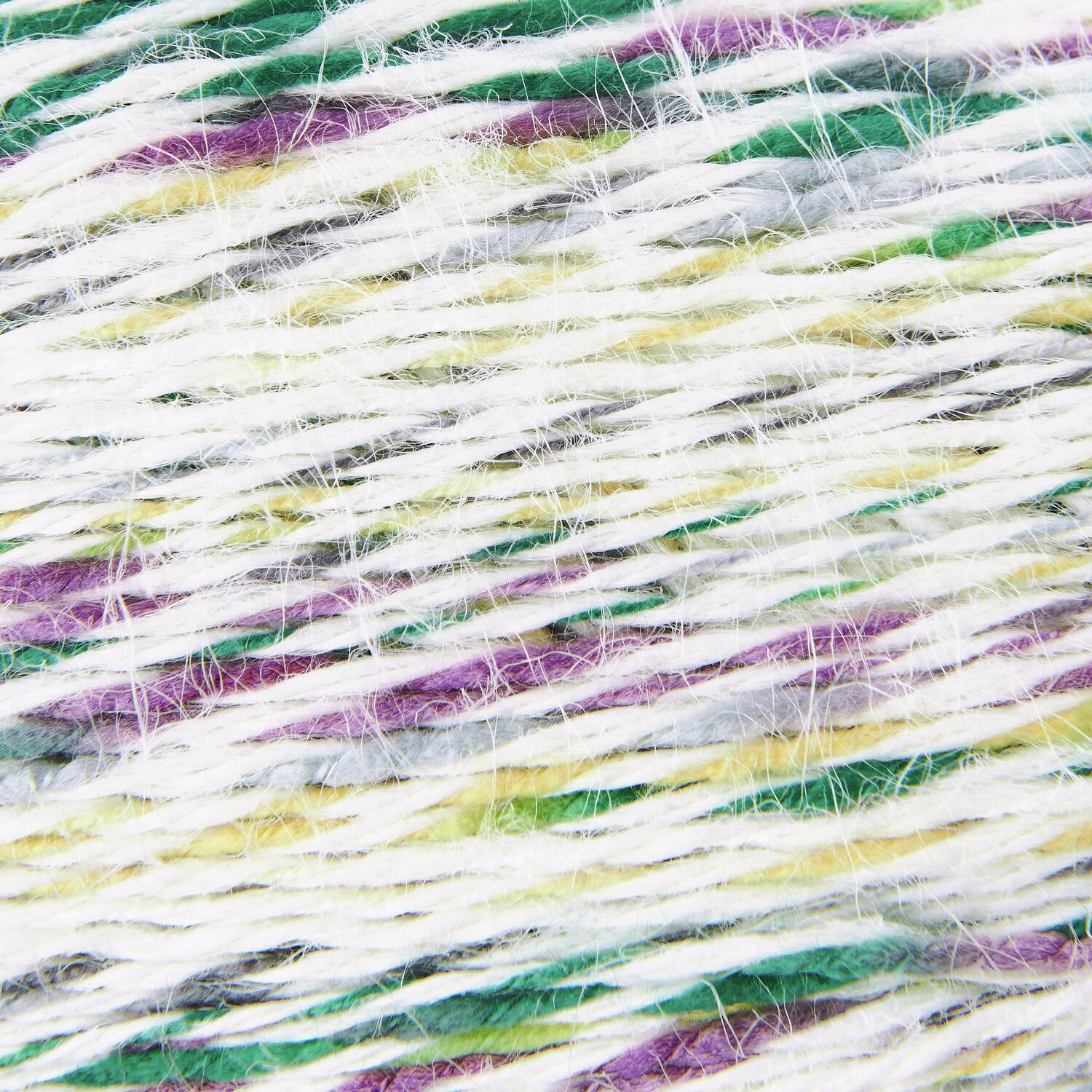 Creative "Hey Jute": Bunte Garnstränge in Weiß, Grün, Lila und Gelb, ideal für kreative Projekte.