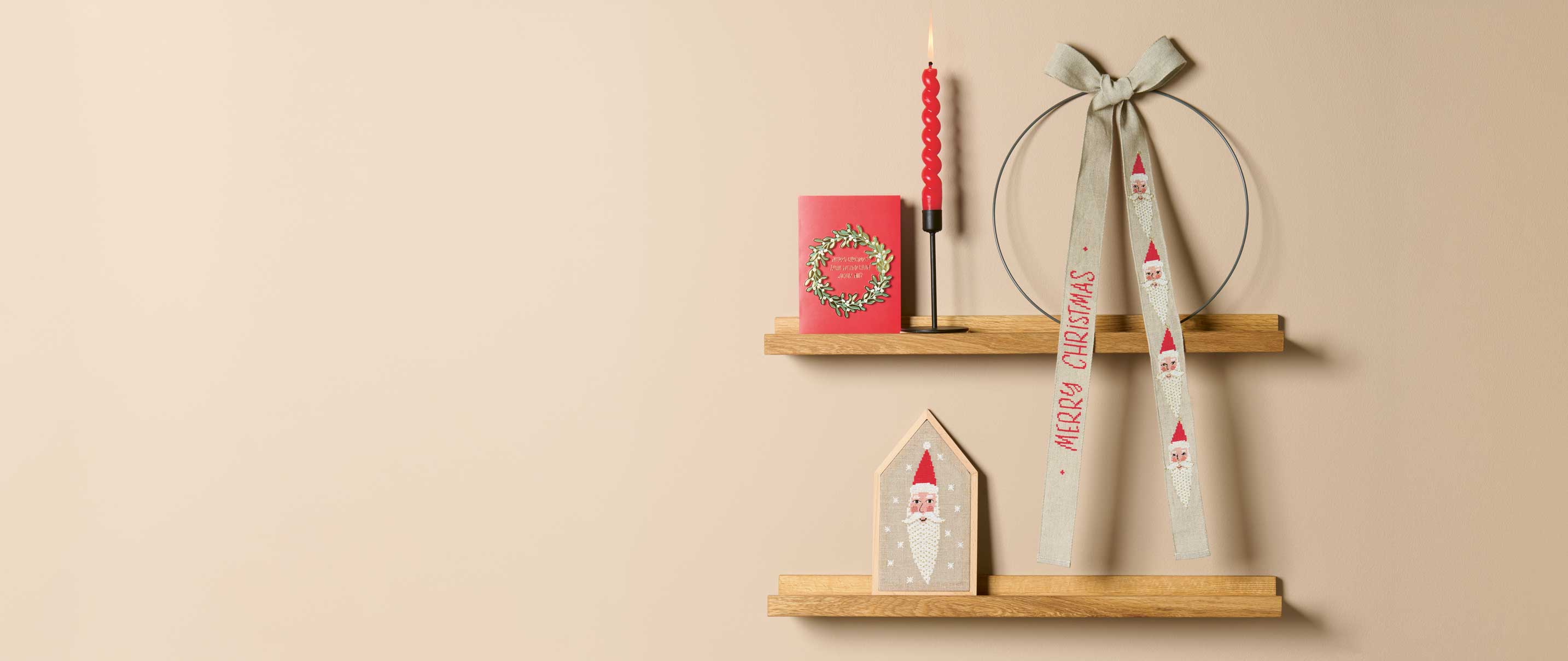 Wandregal mit weihnachtlichen Stickboldern auf Bild, Schleife