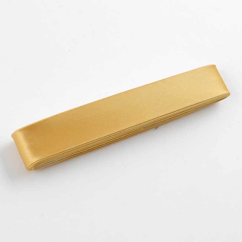 Schrägband 20mm Satin 2m in Gold von Gütermann, ordentlich gefaltet auf weißem Hintergrund. Ideal für Nähprojekte.
