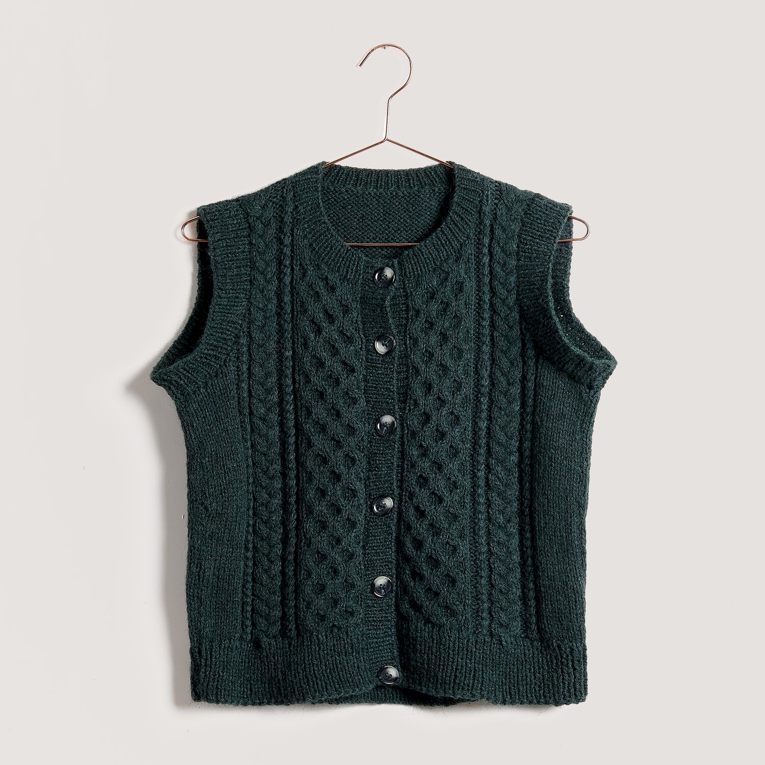 Soft Alpaca, Strickweste mit Zopfmuster und Rundhalsausschnitt aus Rico Design, handgestrickt aus Garn 50g 125m