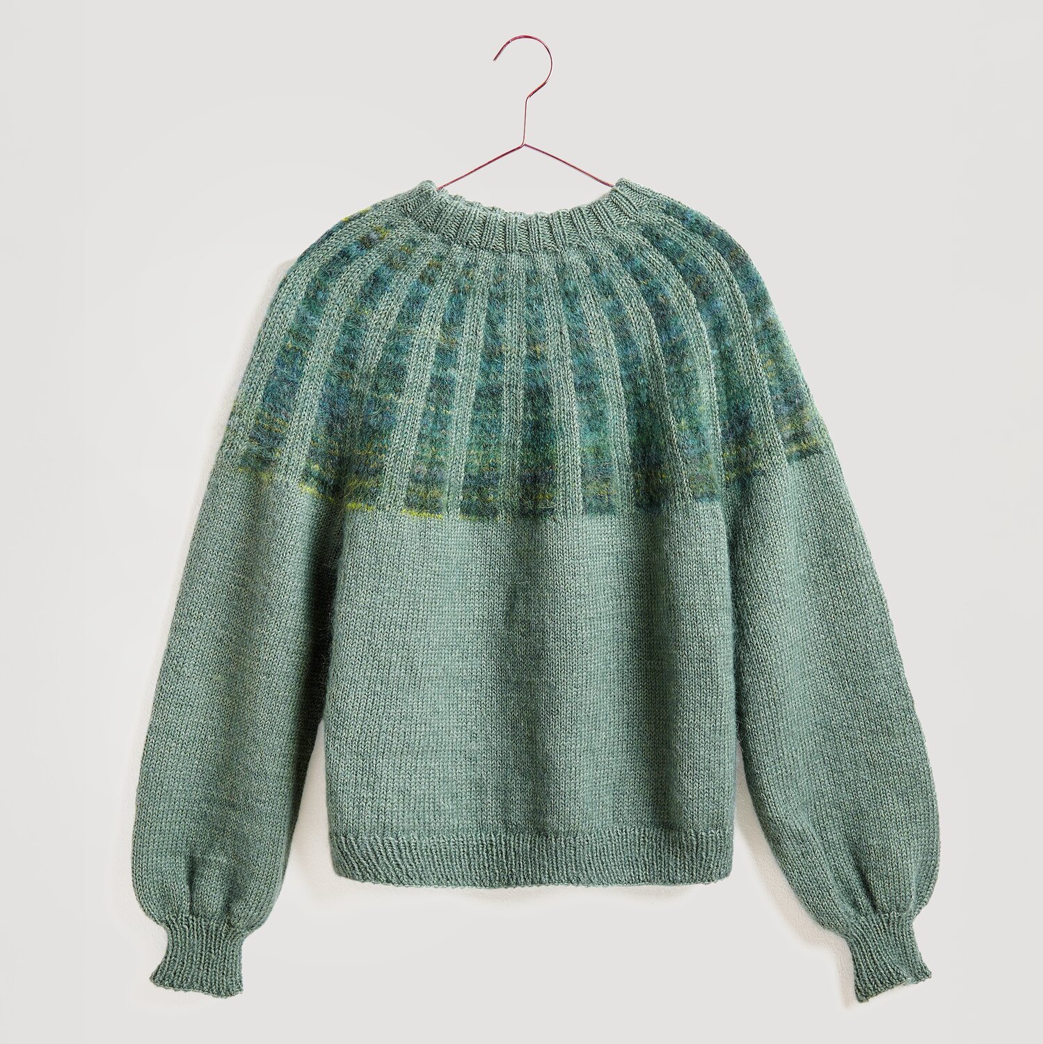 Strickset Pullover Modell 27 aus Die Neue Masche No. 13, gestrickt in sanftem Efeu-Grün.