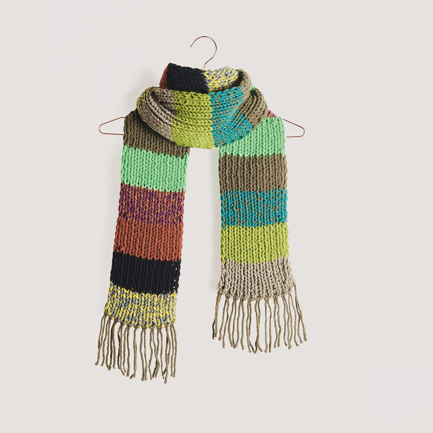 Garnset „Schal des Jahres“: Bunter Strickschal mit Fransen, hergestellt von Wolle Rödel in lebendigen Farben.