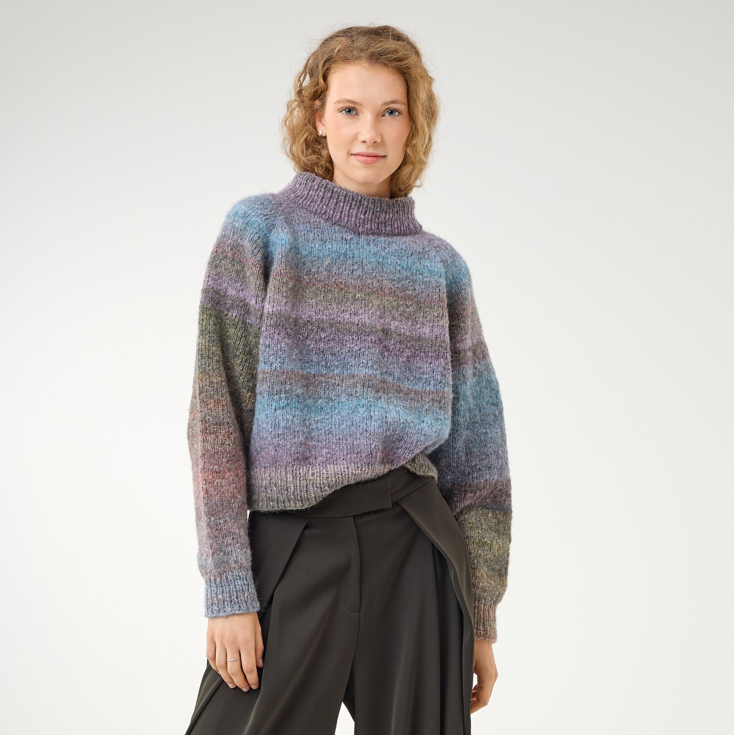 Strickset Pullover Modell 20 aus Die Neue Masche No. 16, leger geschnittener Damenpullover mit hohem Kragen und mehrfarbig meliertem Garn, kombiniert mit schwarzer Hose